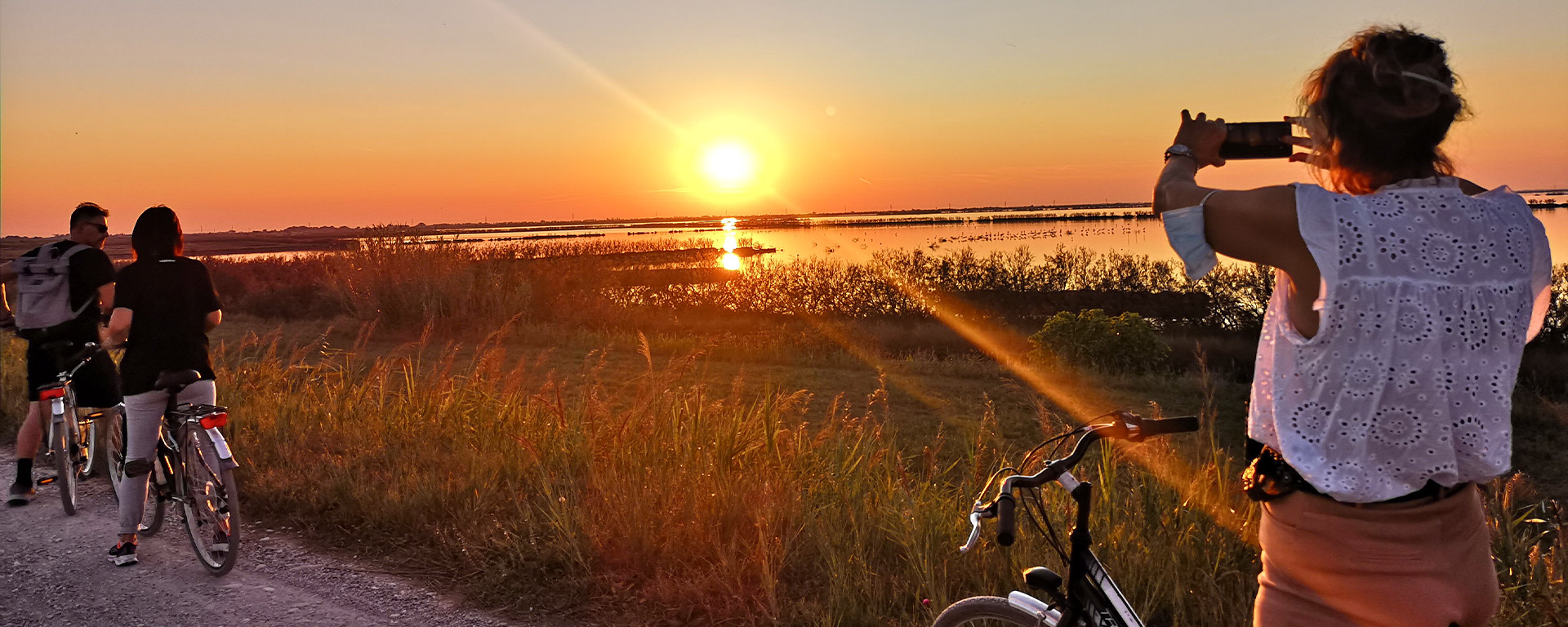 Ring-route cycling tour through nature